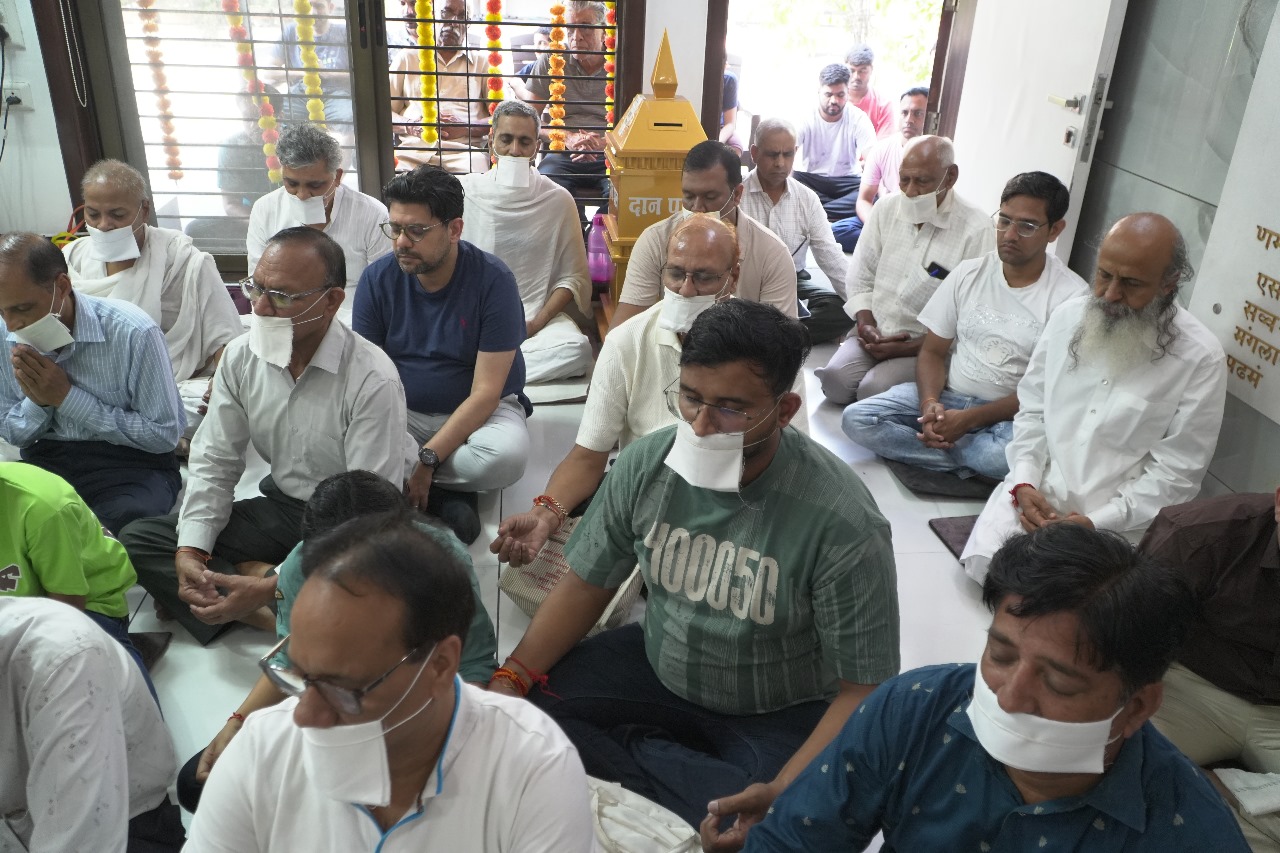अज्ञानता के कारण व्यक्ति राग-द्वेष व कषायों में जाता है (1)